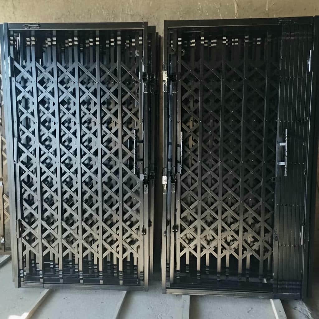 حفاظ درب آکاردئونی مشکی مقابل چارچوب چوبی استان مرکزی حفاظ درب آکاردئونی مشکی مقابل چارچوب چوبی استان مرکزی