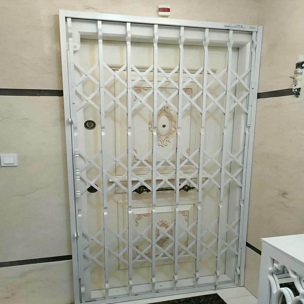 حفاظ درب آکاردئونی مشکی نصب شده روی چارچوب نامتقارن اراک