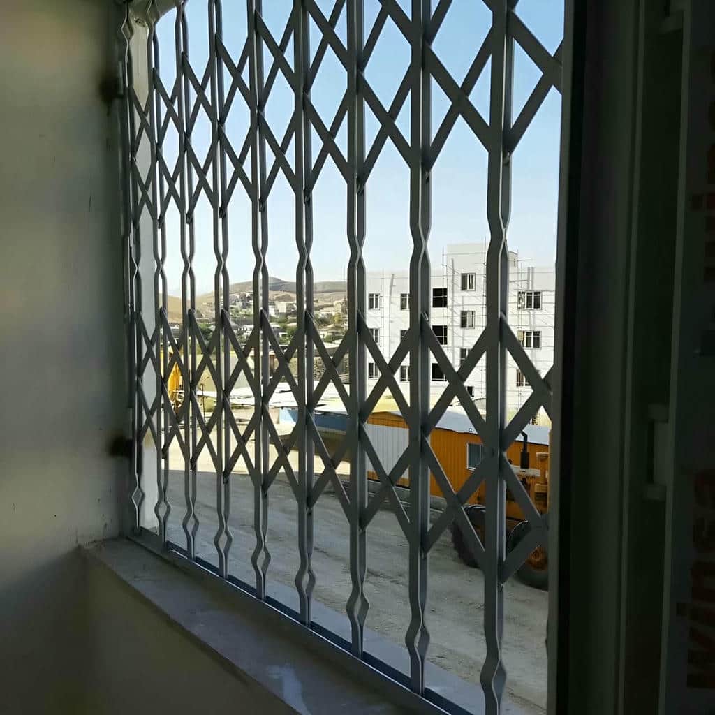 حفاظ درب آکاردئونی مشکی ورودی خانه در استان کردستان