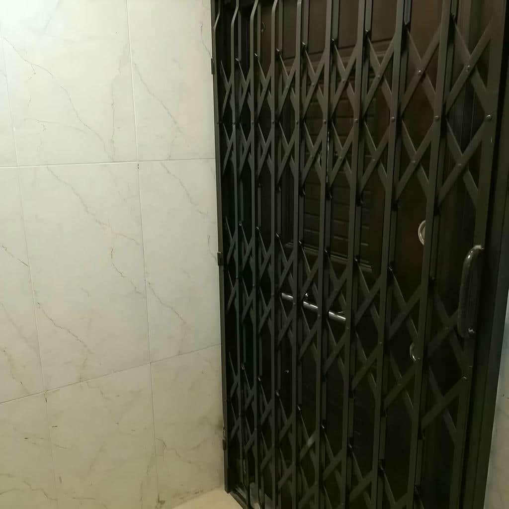 حفاظ درب آکاردئونی کرمان در ورودی راهرو حفاظ درب آکاردئونی کرمان در ورودی راهرو