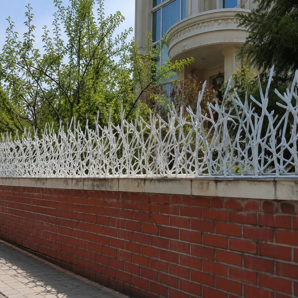 حفاظ دیوار با شاخه های متراکم و جوش منظم