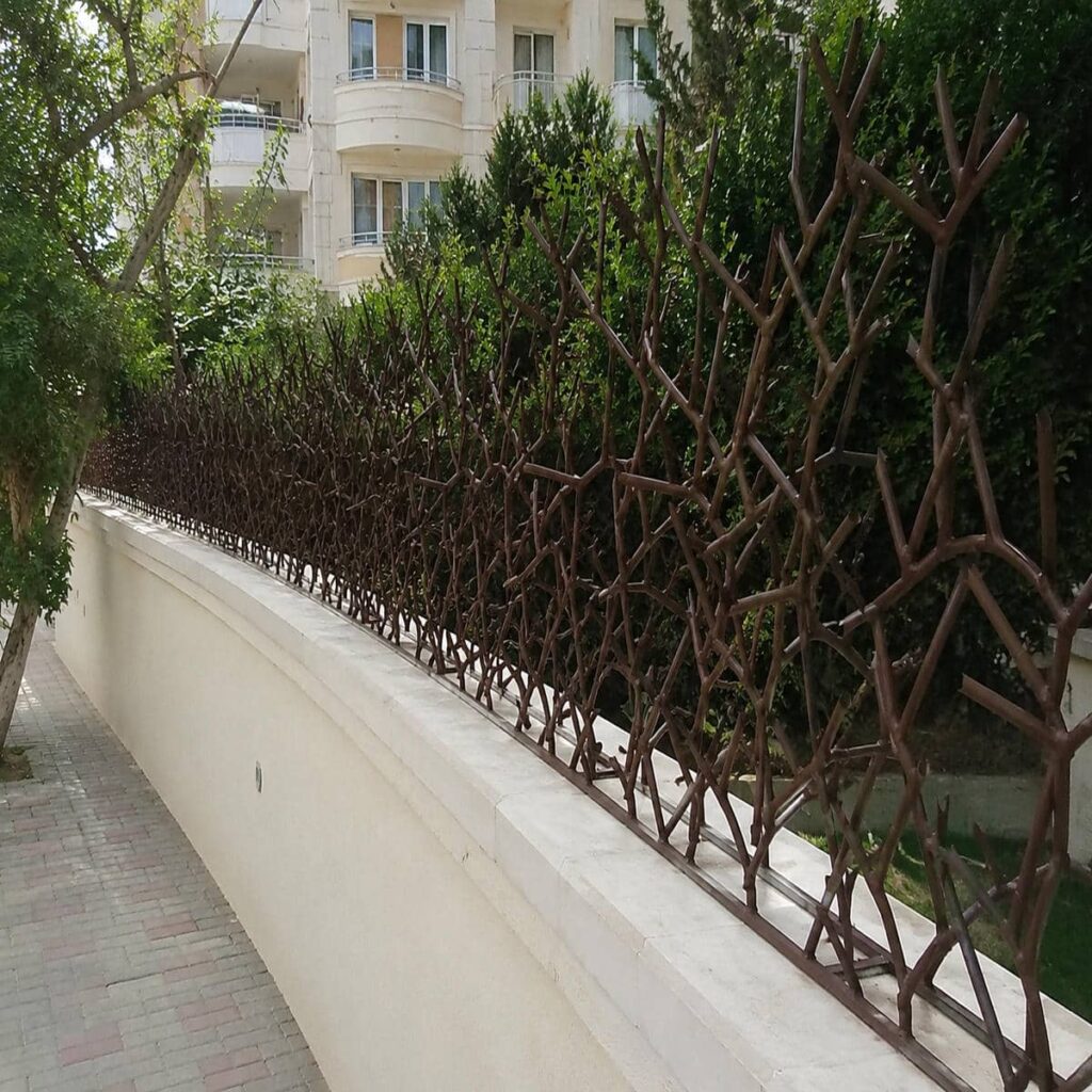 حفاظ دیوار سرنیزه‌ای فلزی اراک