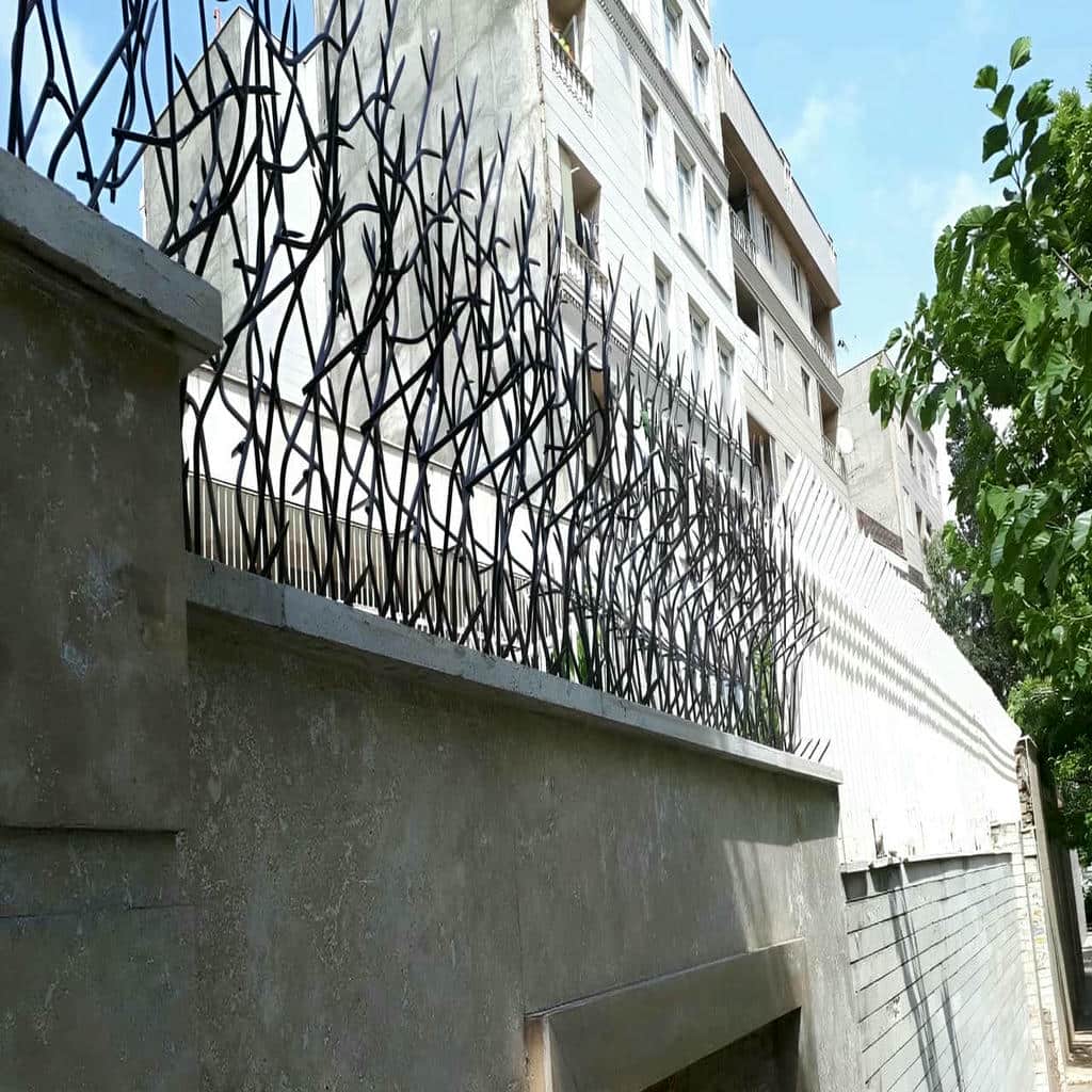 حفاظ دیوار سرنیزه ای با رنگ تیره در یزد