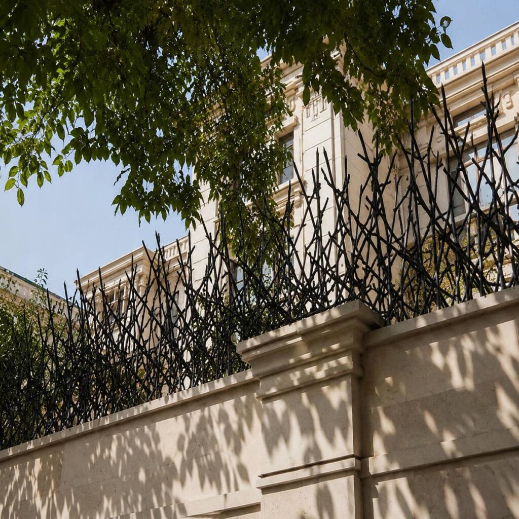 حفاظ دیوار سرنیزه ای با پوشش تیره