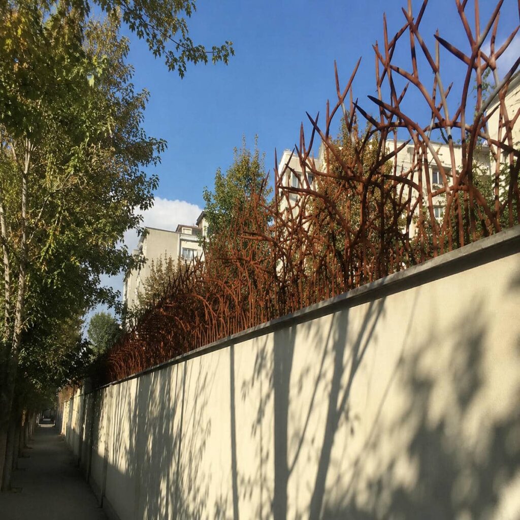 حفاظ دیوار سرنیزه ای با پوشش رنگ تیره