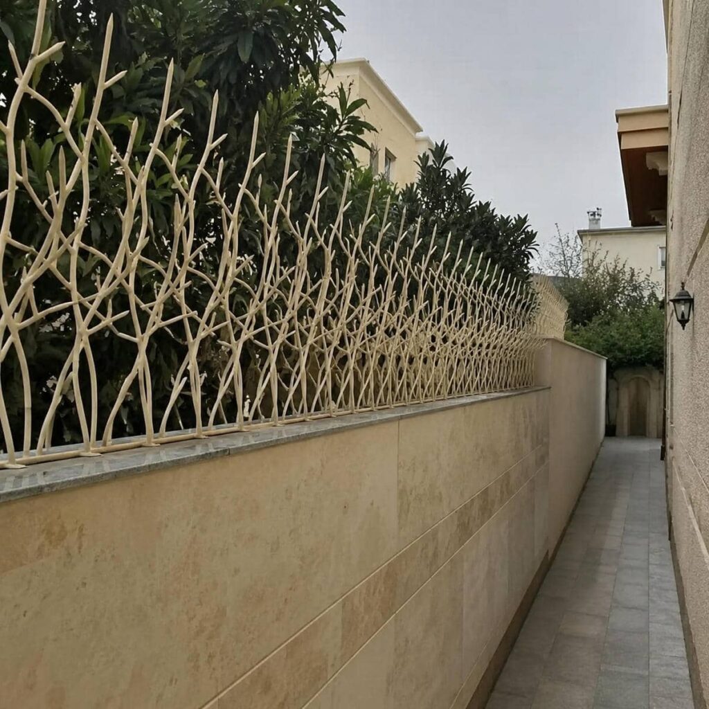 حفاظ دیوار سرنیزه ای با پوشش مشکی در کرمانشاه