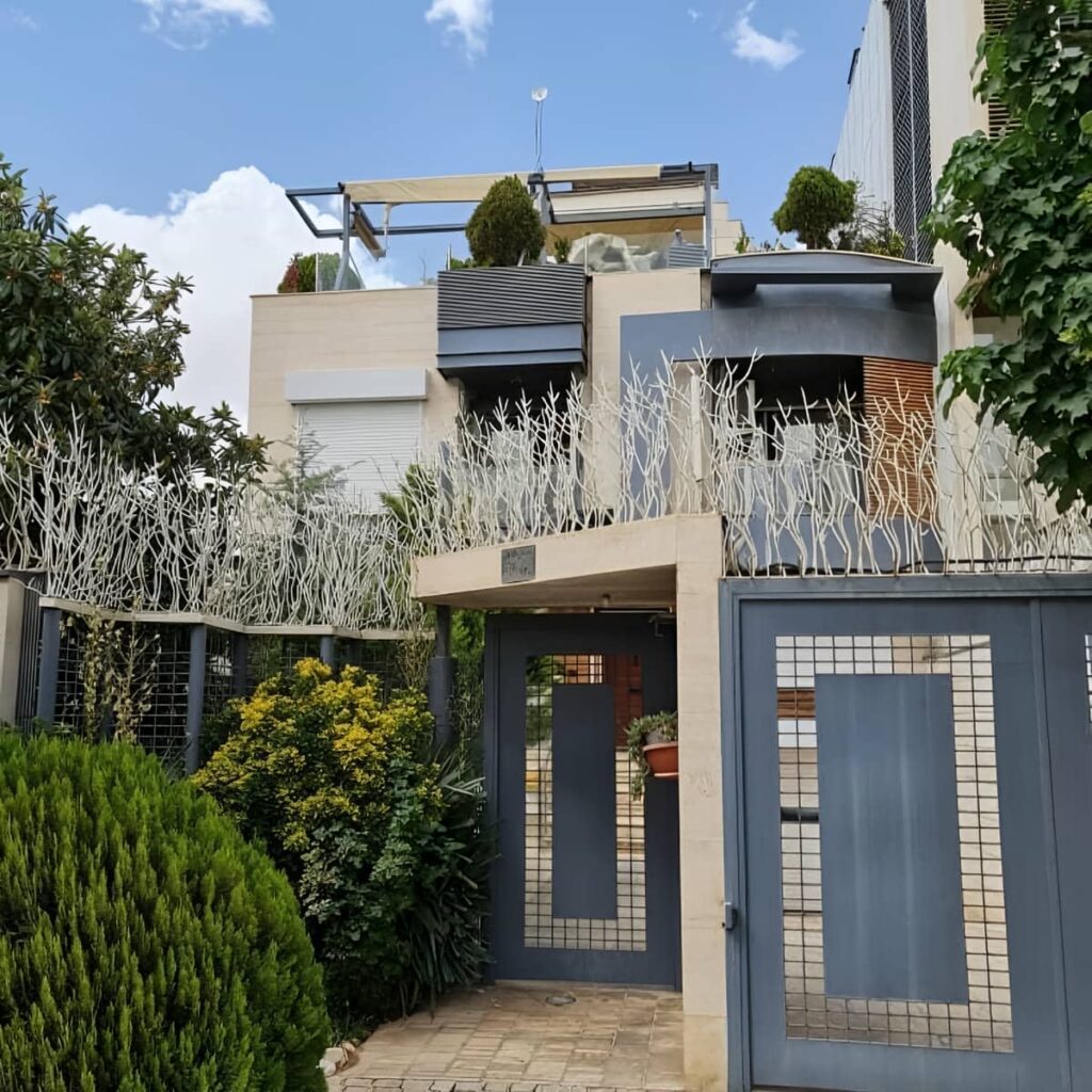 حفاظ دیوار سرنیزه ای در نمای کلاسیک