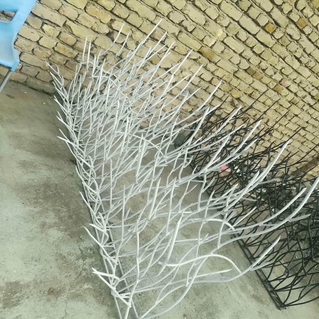 حفاظ دیوار سرنیزه ای روی دیوار آجری حفاظ دیوار سرنیزه ای روی دیوار آجری