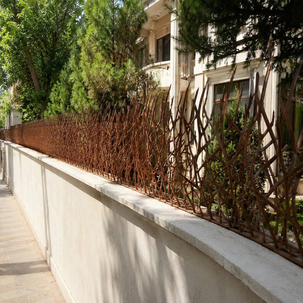 حفاظ دیوار سرنیزه ای فلزی برای محوطه مسکونی استان البرز