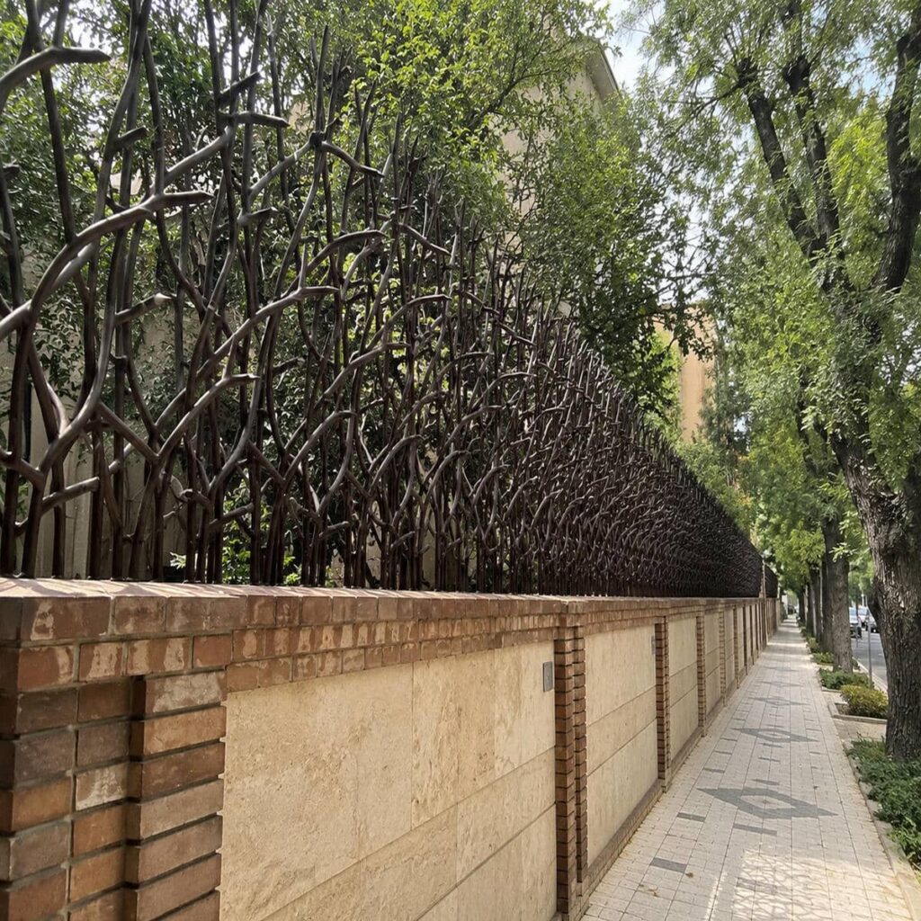 حفاظ دیوار سرنیزه ای فلزی در بیرجند