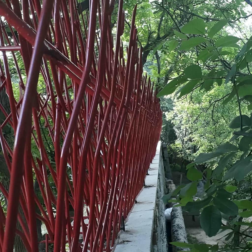 حفاظ دیوار سرنیزه ای کنار نمای سنگی