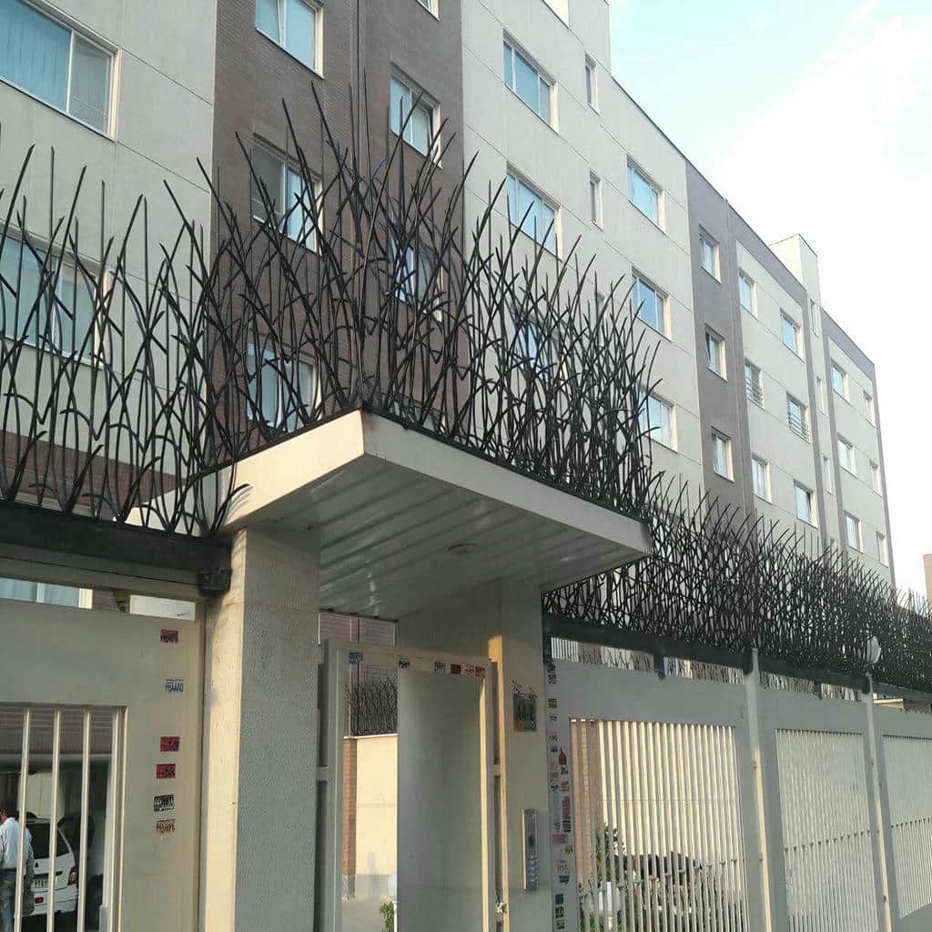 حفاظ دیوار سفارشی کنار نمای روشن