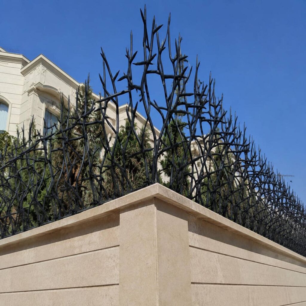 حفاظ دیوار شاخ گوزنی در استان مرکزی کنار نمای سنگی حفاظ دیوار شاخ گوزنی در استان مرکزی کنار نمای سنگی