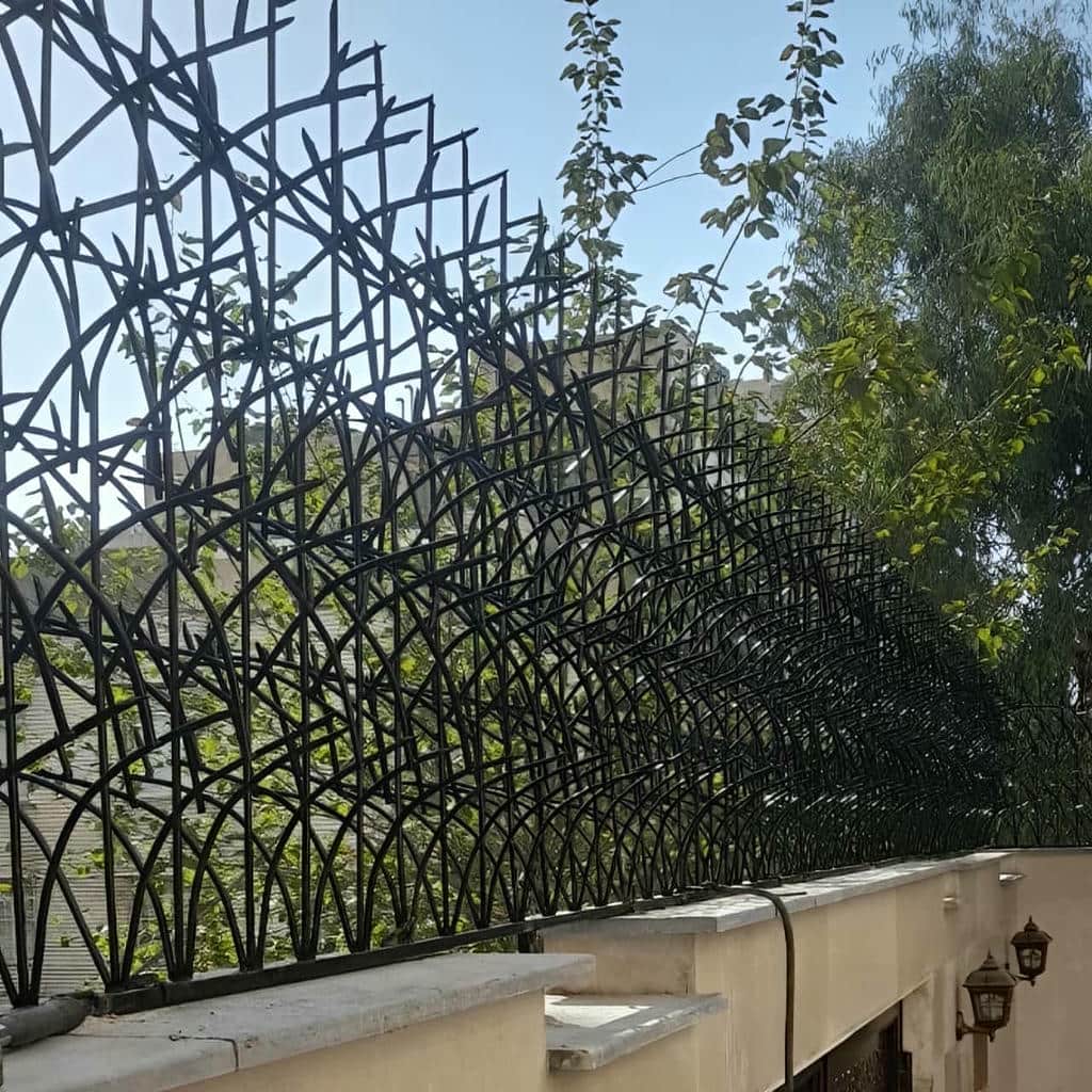 حفاظ دیوار شاخ گوزنی در نمای سنگی ساختمان