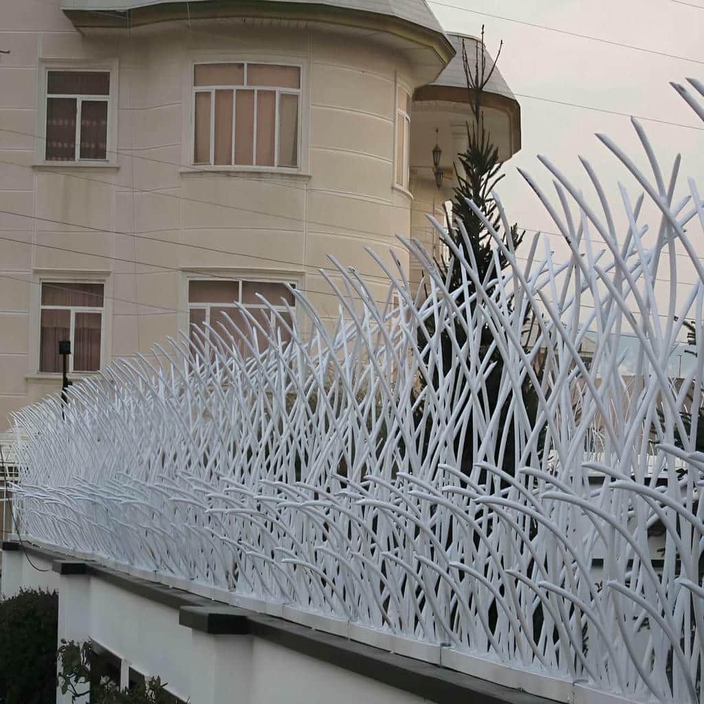 حفاظ دیوار شاخ گوزنی روی دیوار سنگی ساختمان حفاظ دیوار شاخ گوزنی روی دیوار سنگی ساختمان