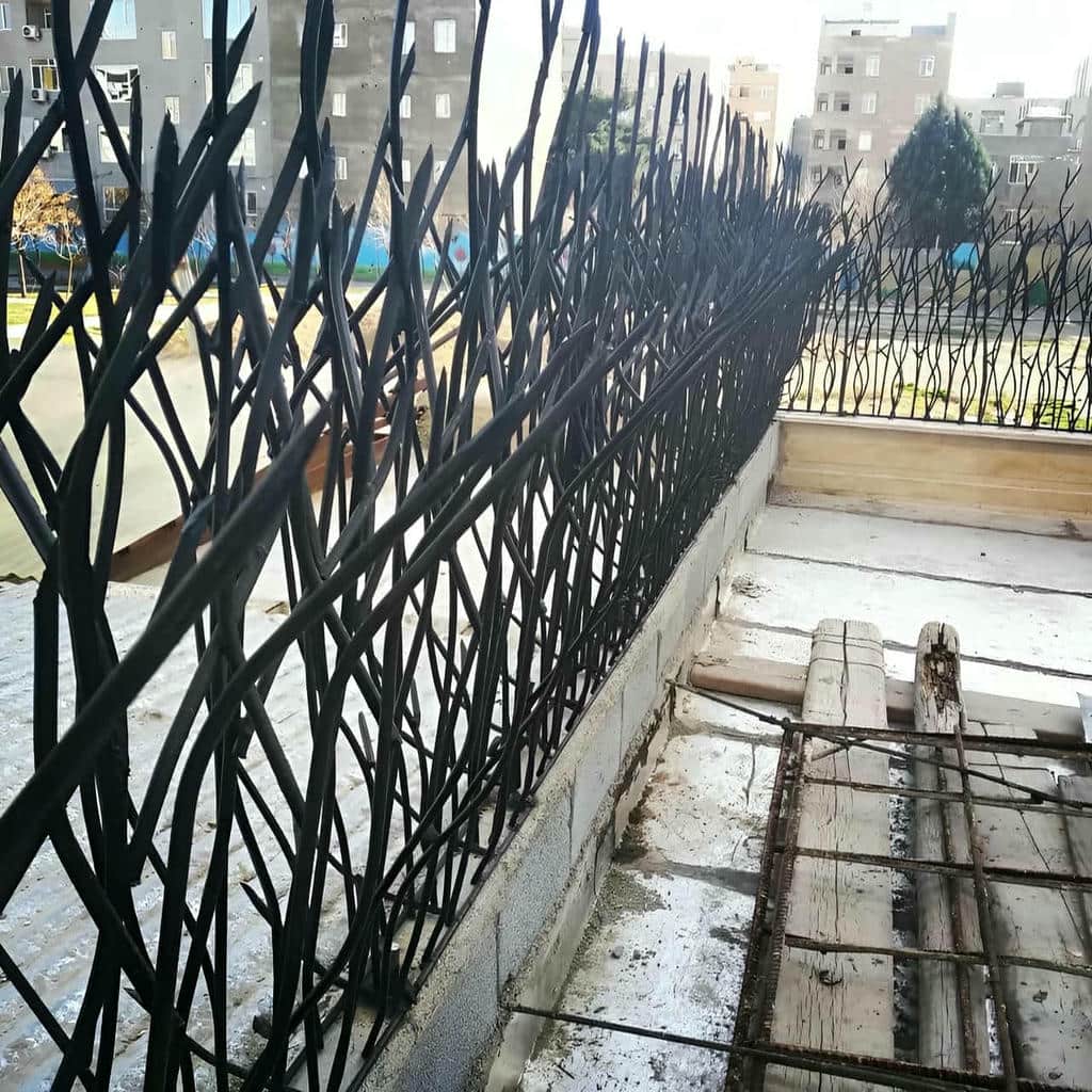 حفاظ دیوار شاخ گوزنی روی دیوار سنگی