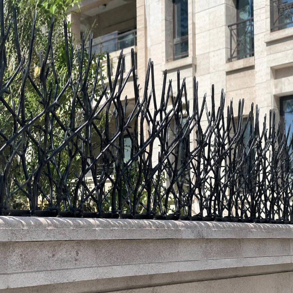 حفاظ دیوار فلزی روی دیوار محوطه مسکونی حفاظ دیوار فلزی روی دیوار محوطه مسکونی