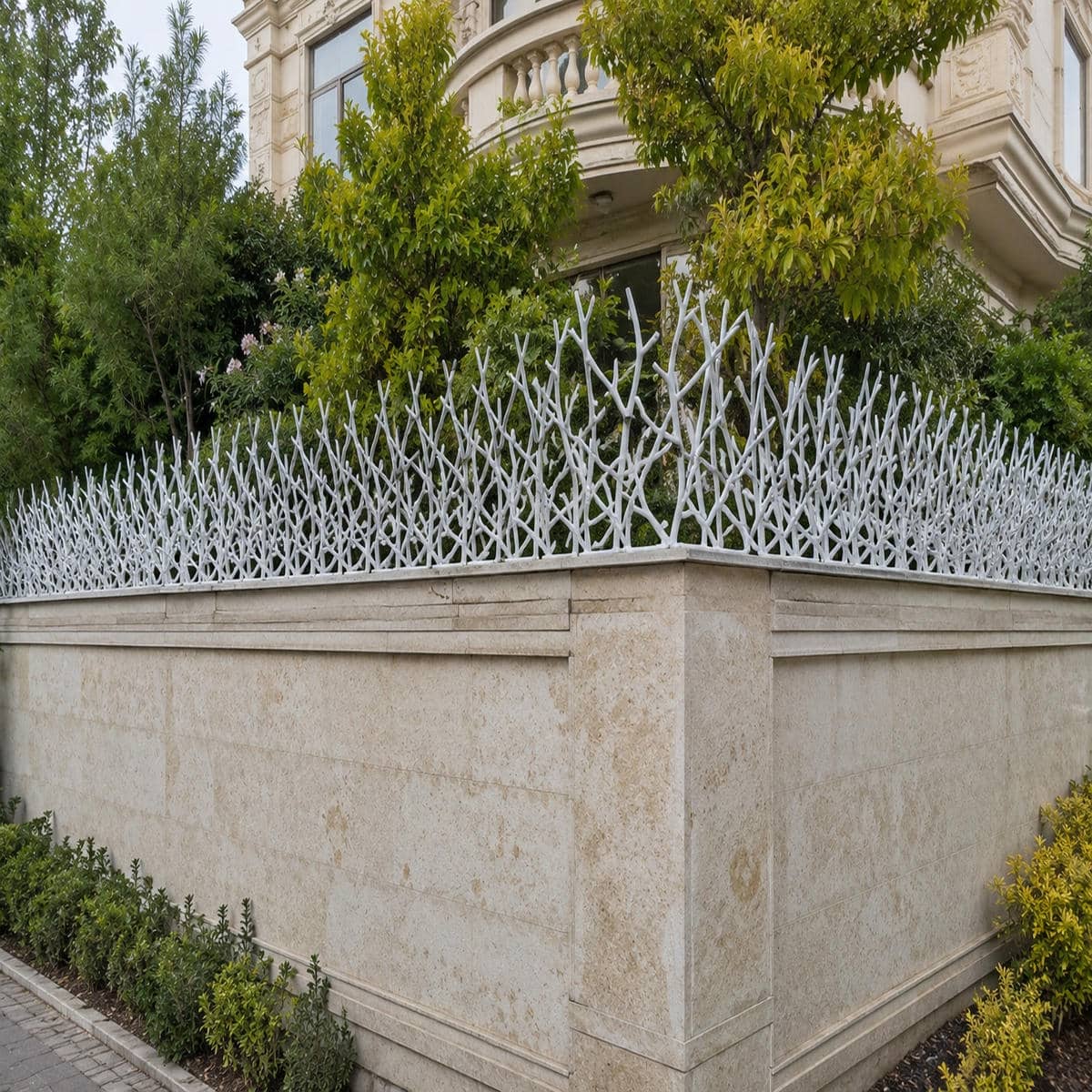 حفاظ دیوار فلزی مشکی در اصفهان
