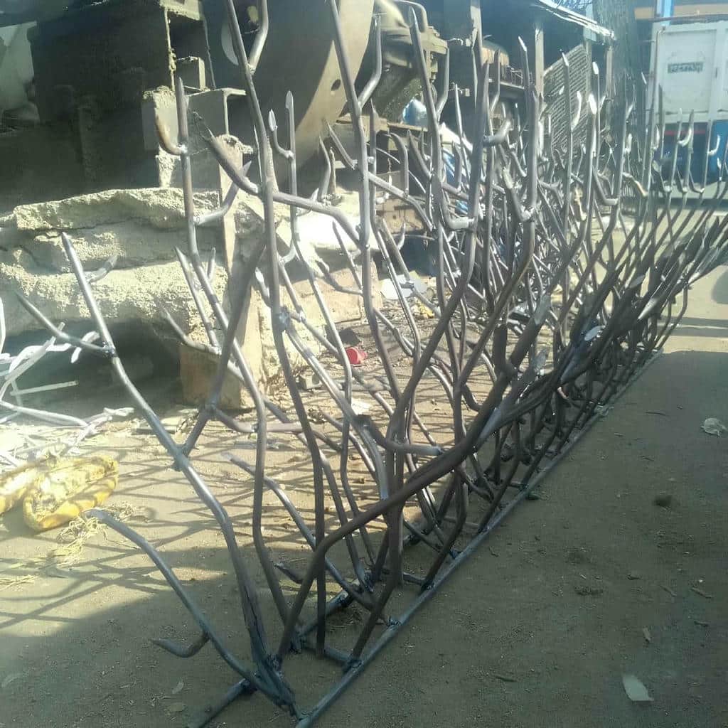 حفاظ دیوار فلزی مشکی در یاسوج کنار نمای سنگی