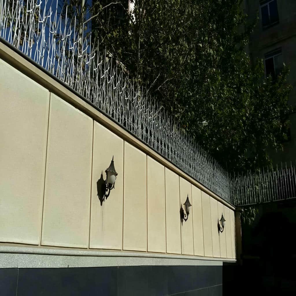 حفاظ دیوار کنار نمای سنگی ساختمان