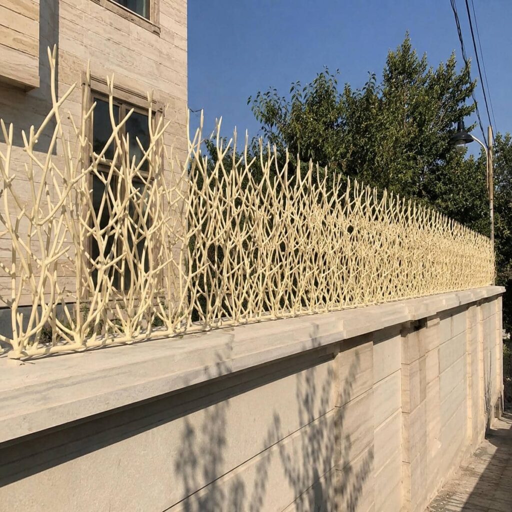 حفاظ روی دیوار در نمای ویلایی