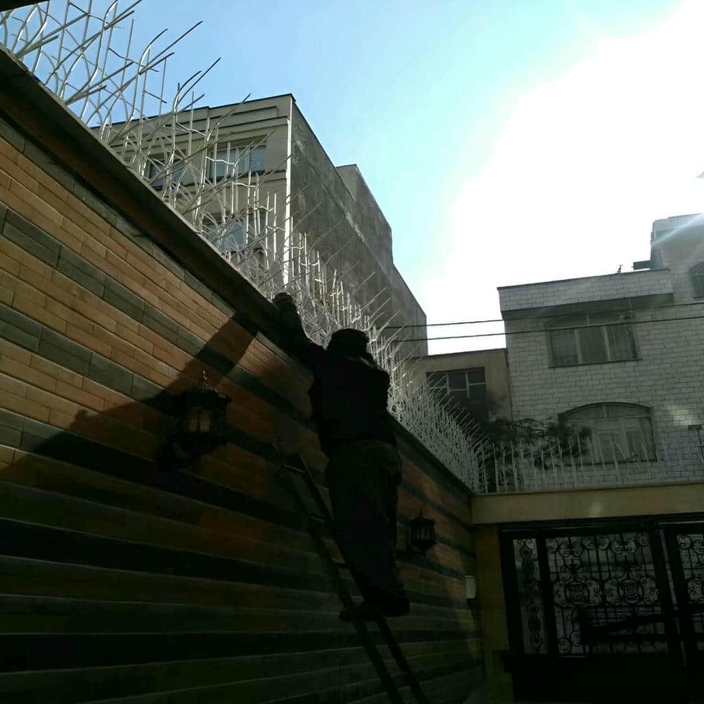 حفاظ سرنیزه ای روی دیوار آجری