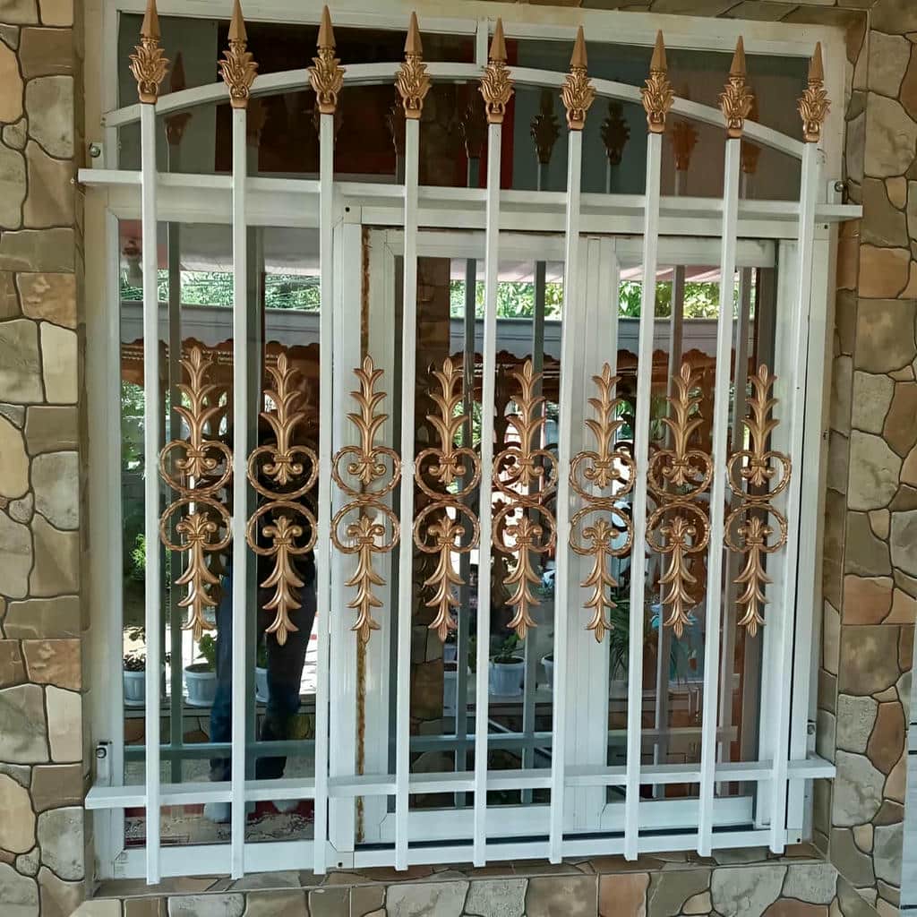 حفاظ پنجره آهنی با خطوط عمودی و پوشش تیره