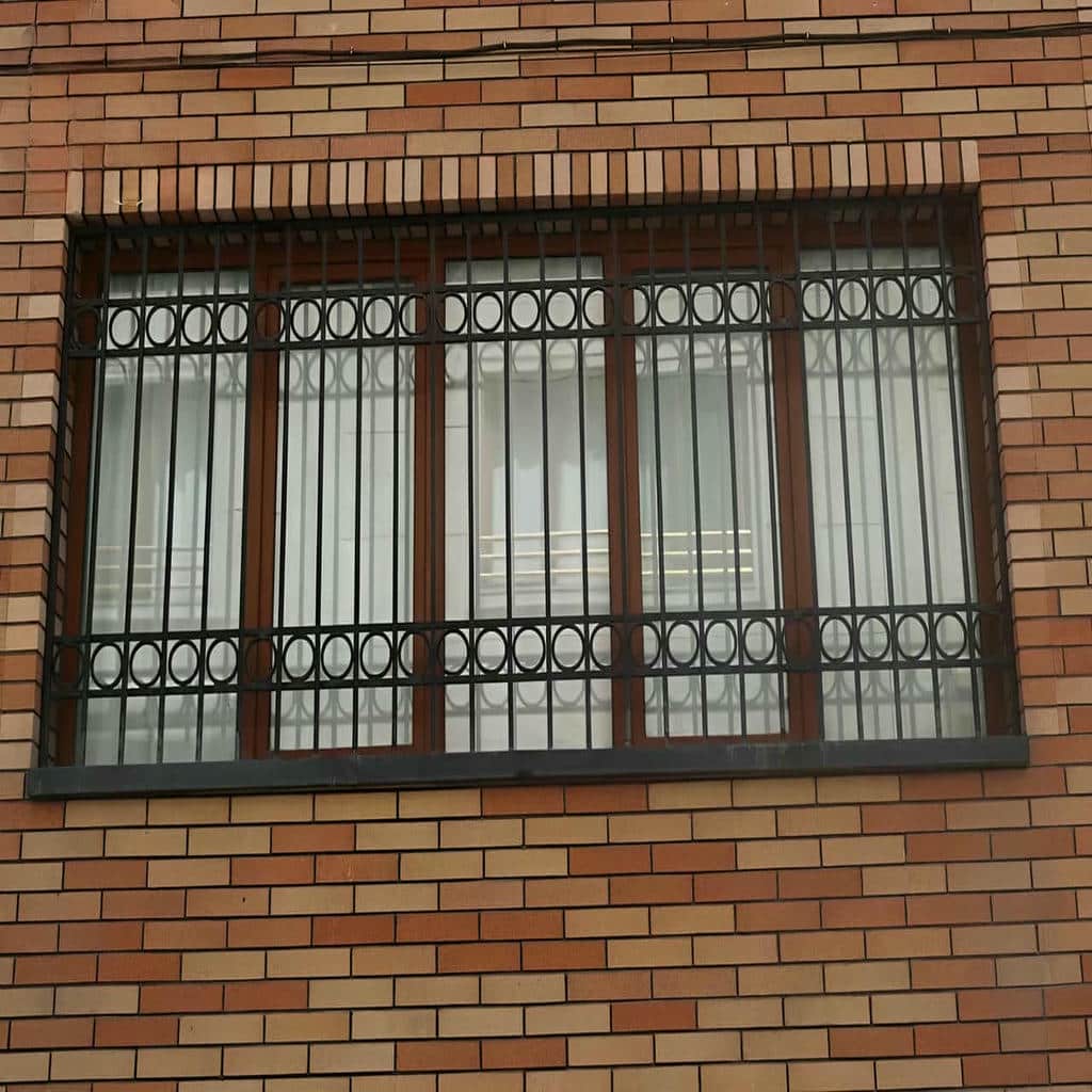 حفاظ پنجره آهنی با طرح هندسی ساده