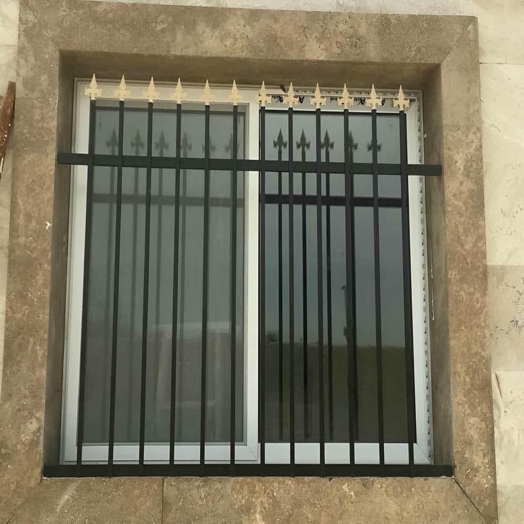 حفاظ پنجره آهنی ساده با پوشش تیره