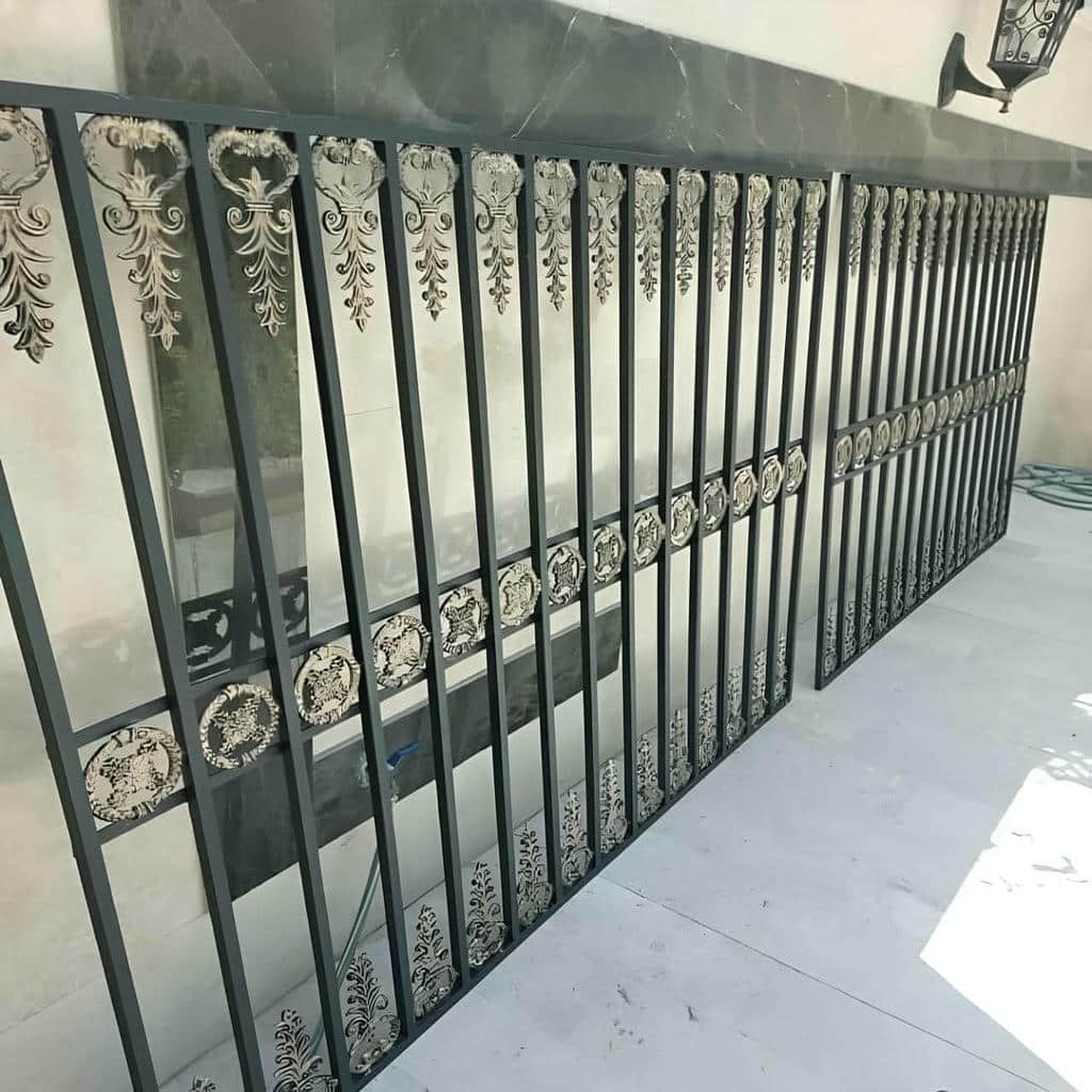 حفاظ پنجره آهنی مشکی در استان قم