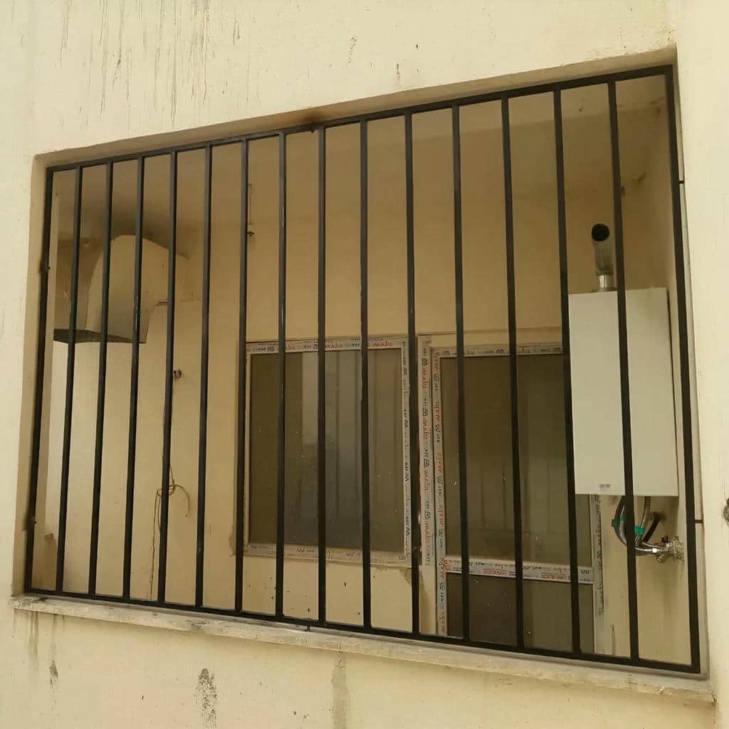 حفاظ پنجره آهنی مشکی در بیرجند نمای نزدیک