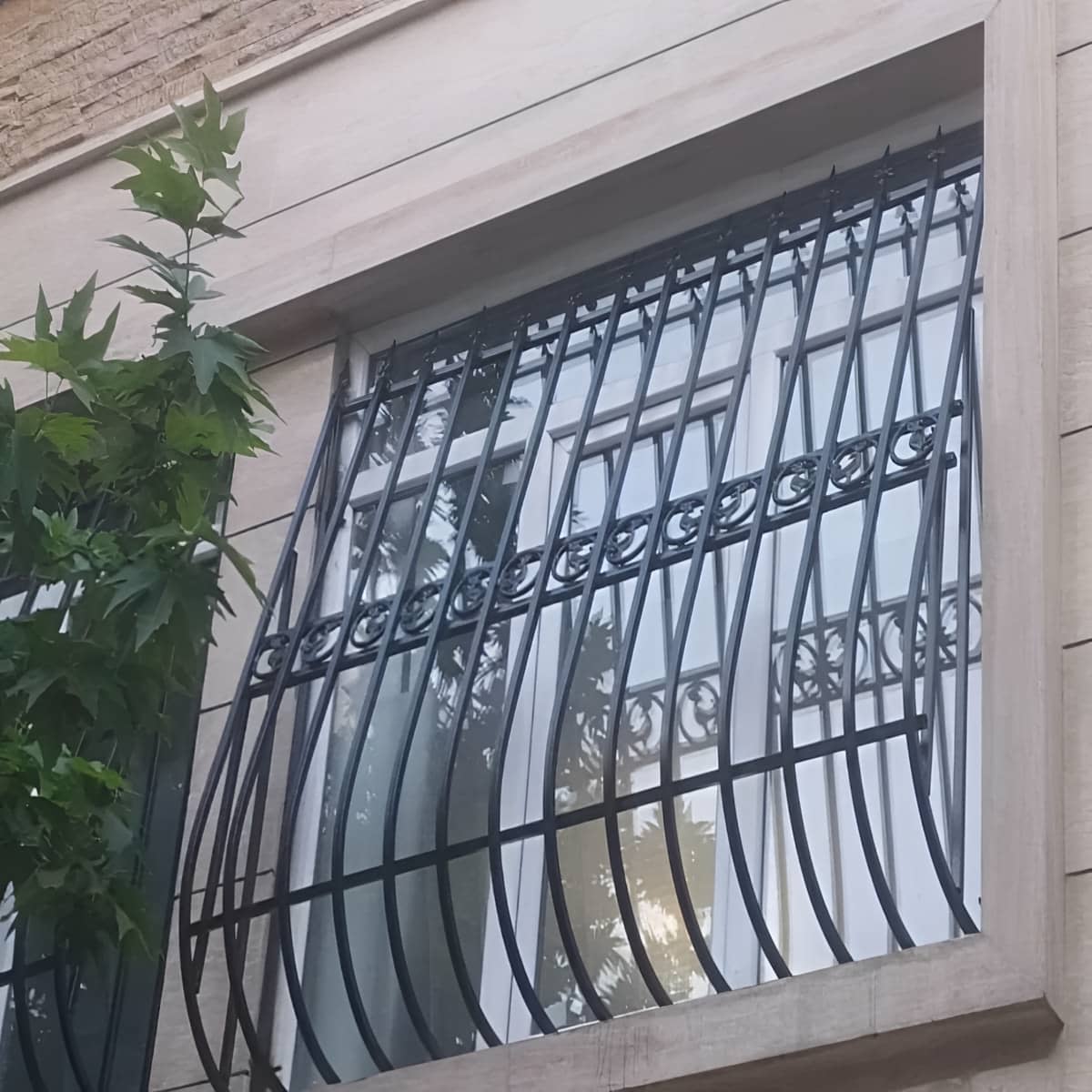 حفاظ پنجره آهنی مشکی در نمای آجری استان خراسان جنوبی
