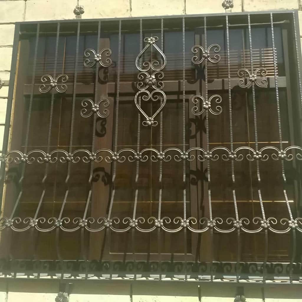 حفاظ پنجره ساده با خطوط عمودی برای آپارتمان حفاظ پنجره ساده با خطوط عمودی برای آپارتمان