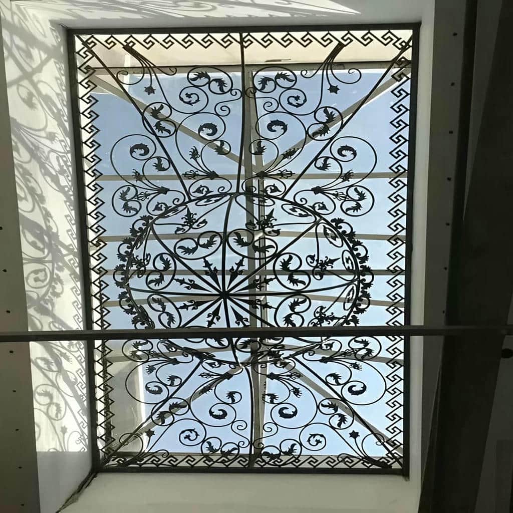 حفاظ پنجره ساده با پوشش رنگ روشن