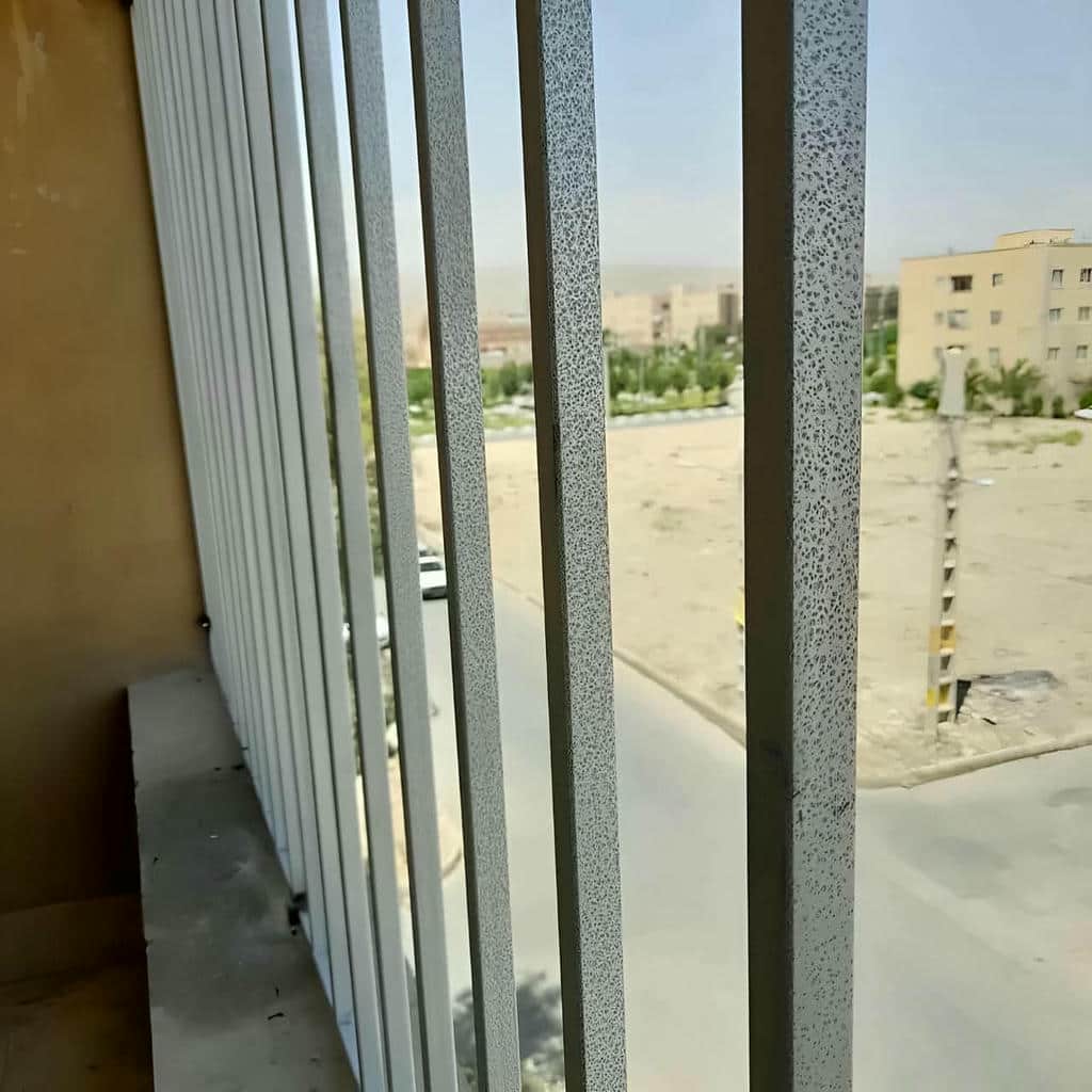 حفاظ پنجره ساده برای پنجره طبقه همکف اصفهان حفاظ پنجره ساده برای پنجره طبقه همکف اصفهان