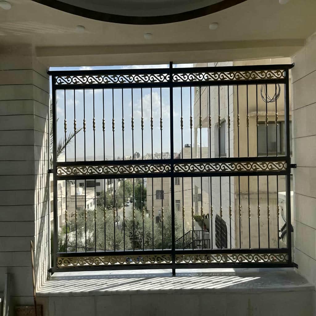 حفاظ پنجره ساده سفید برای نمای آجری حفاظ پنجره ساده سفید برای نمای آجری