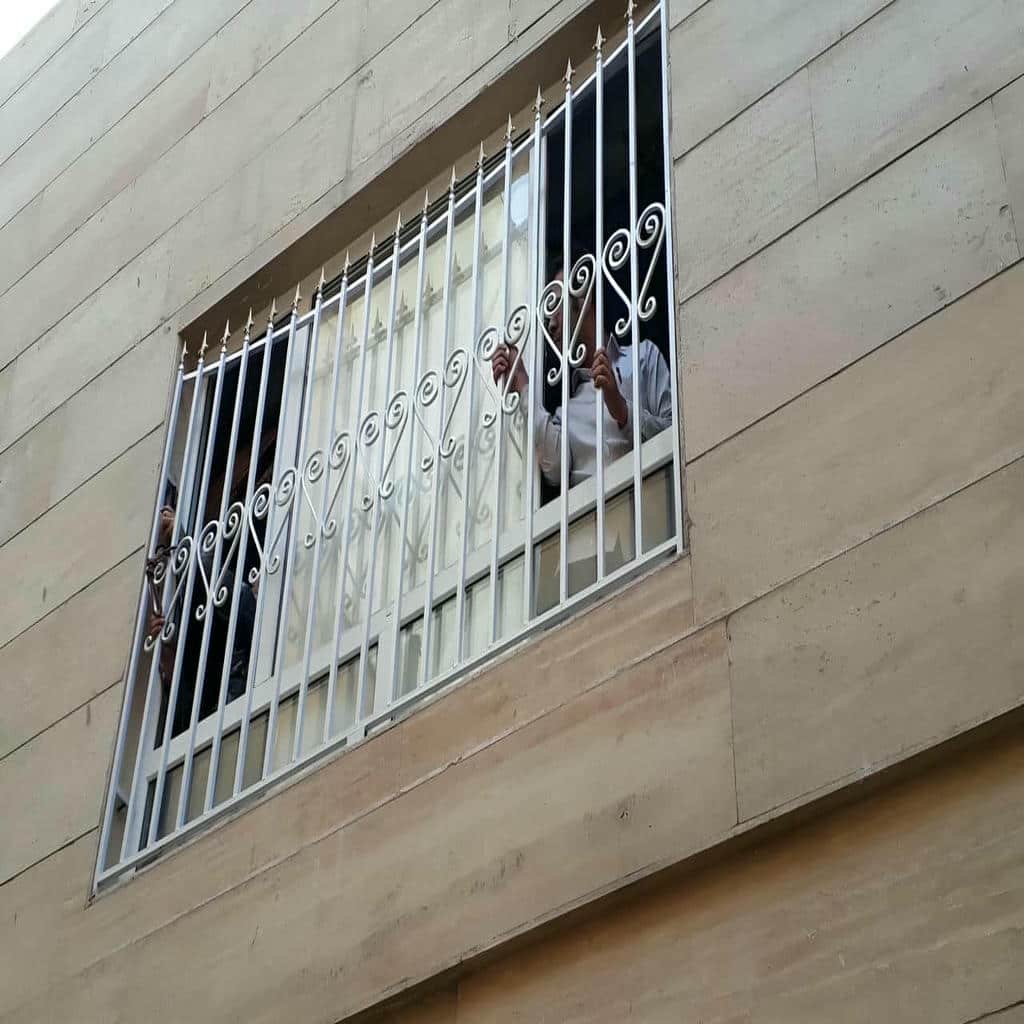 حفاظ پنجره سفارشی قاب سفید ساختمان کرج حفاظ پنجره سفارشی قاب سفید ساختمان کرج