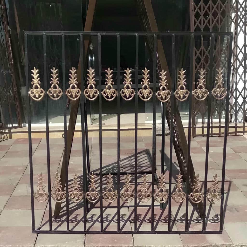 حفاظ پنجره سفارشی هماهنگ با قاب سفید ساختمان استان ایلام حفاظ پنجره سفارشی هماهنگ با قاب سفید ساختمان استان ایلام