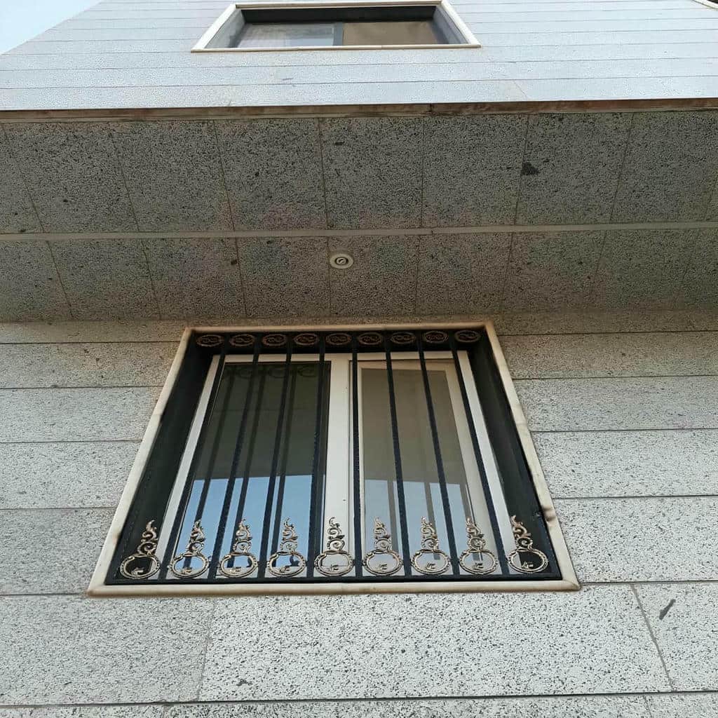 حفاظ پنجره سفارشی هماهنگ با نمای سنگی در استان تهران حفاظ پنجره سفارشی هماهنگ با نمای سنگی در استان تهران