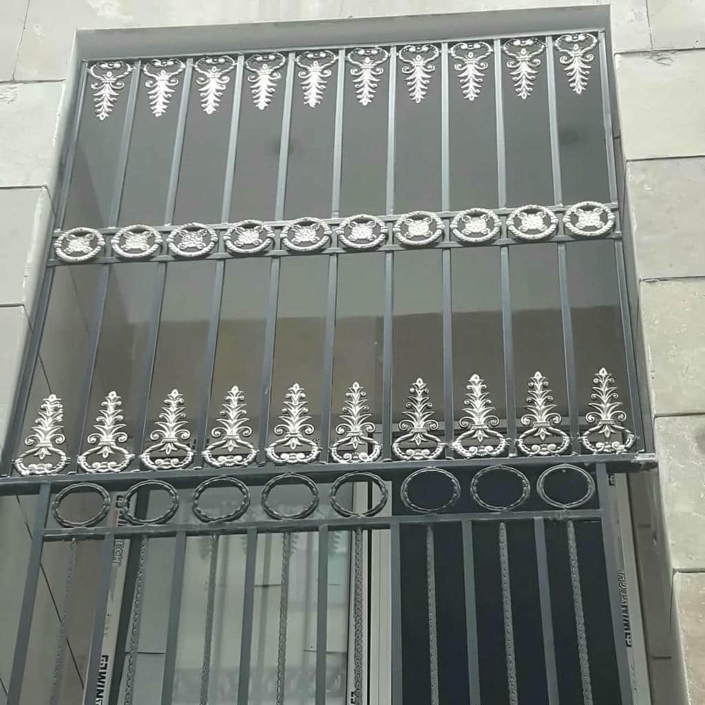 حفاظ پنجره سفارشی هماهنگ با نمای سنگی در تهران حفاظ پنجره سفارشی هماهنگ با نمای سنگی در تهران