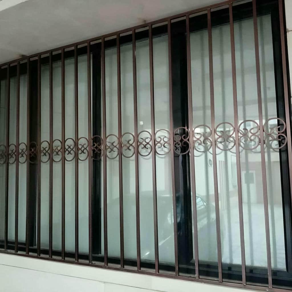 حفاظ پنجره فرفورژه با نقش گل در تبریز