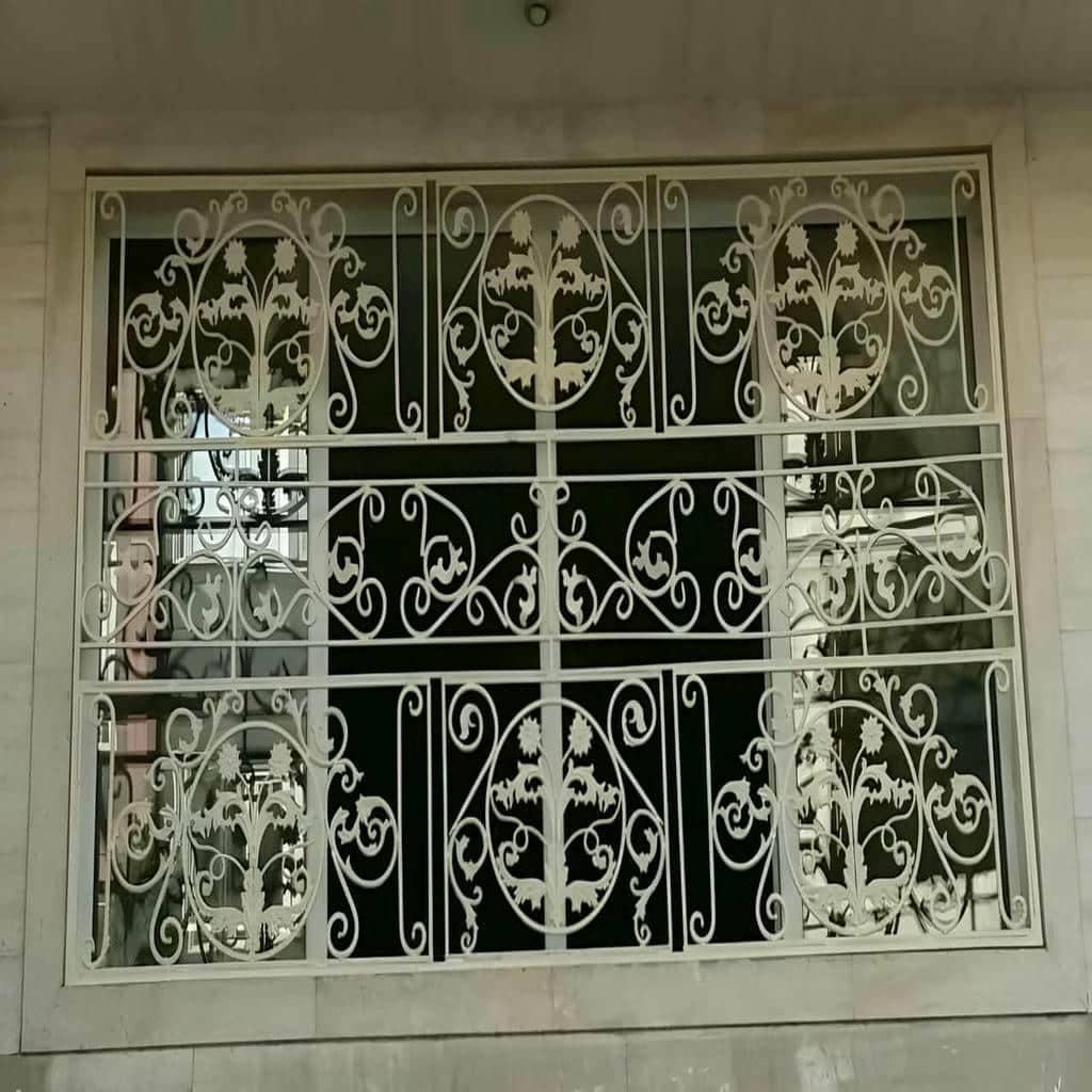 حفاظ پنجره فرفورژه با نقوش هندسی