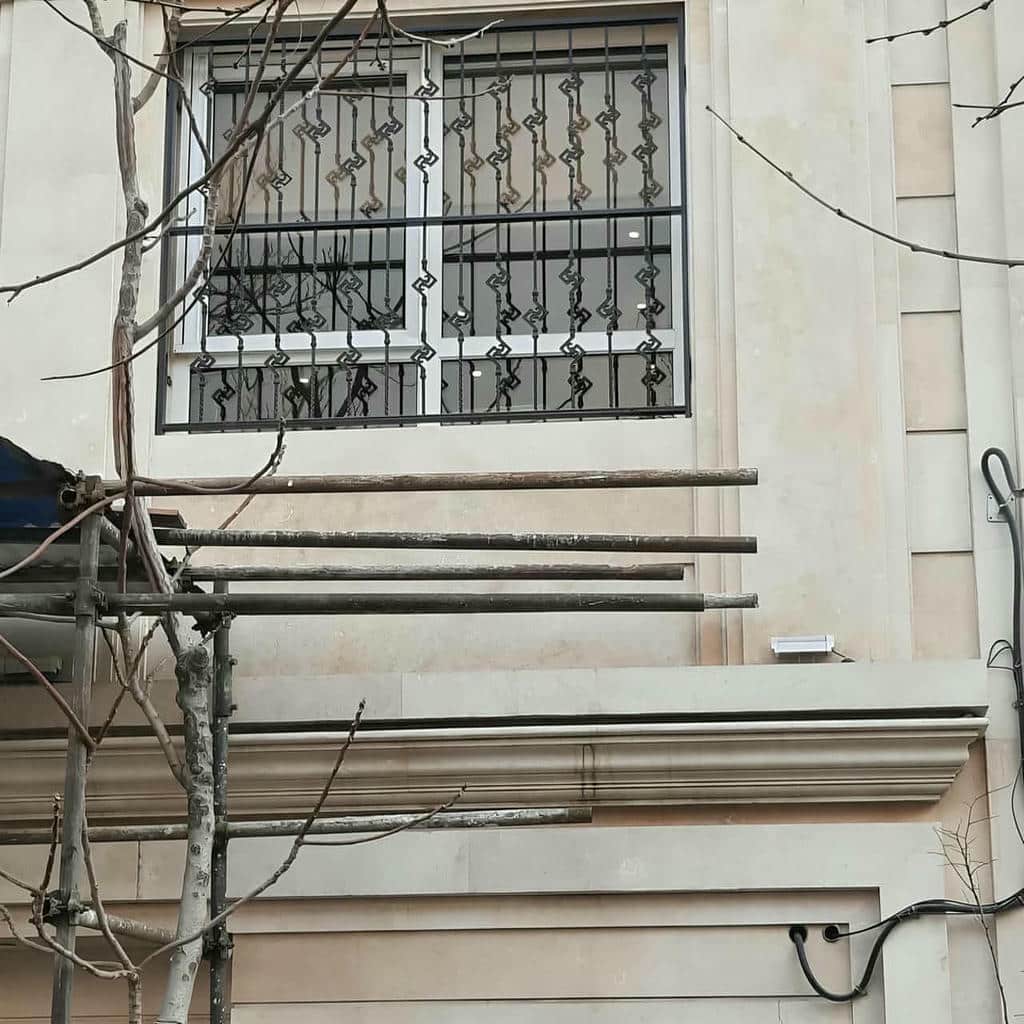 حفاظ پنجره فرفورژه هماهنگ با نمای آجری