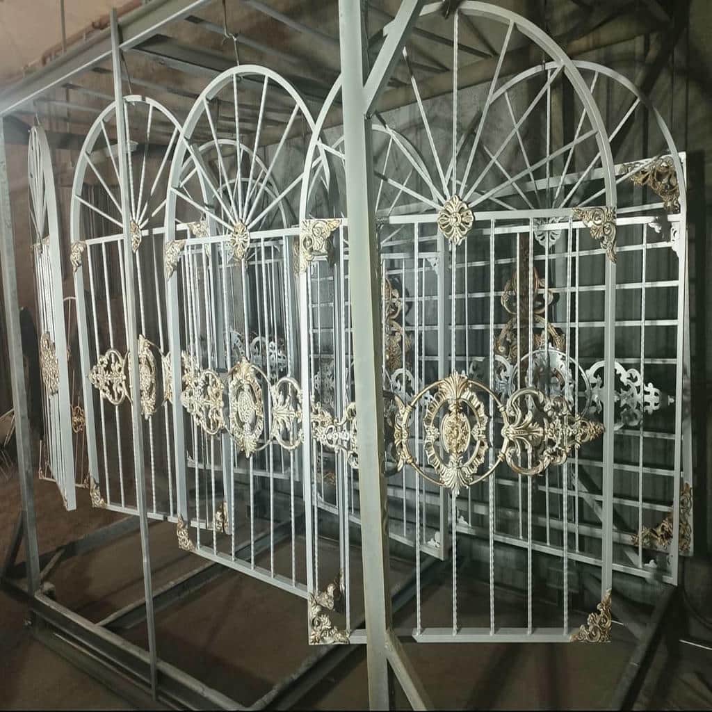 حفاظ پنجره فرفورژه هماهنگ با نمای سنگی