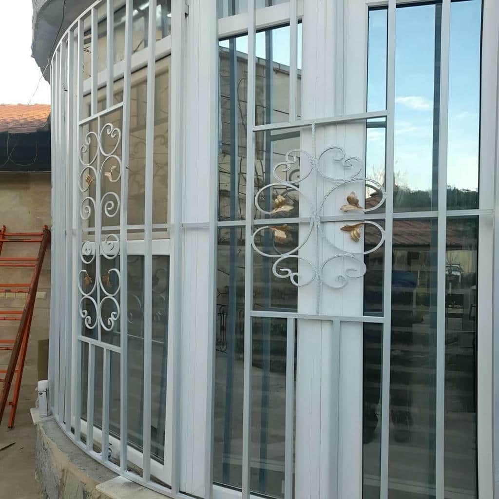 حفاظ پنجره فرفورژه هماهنگ با نمای سنگی