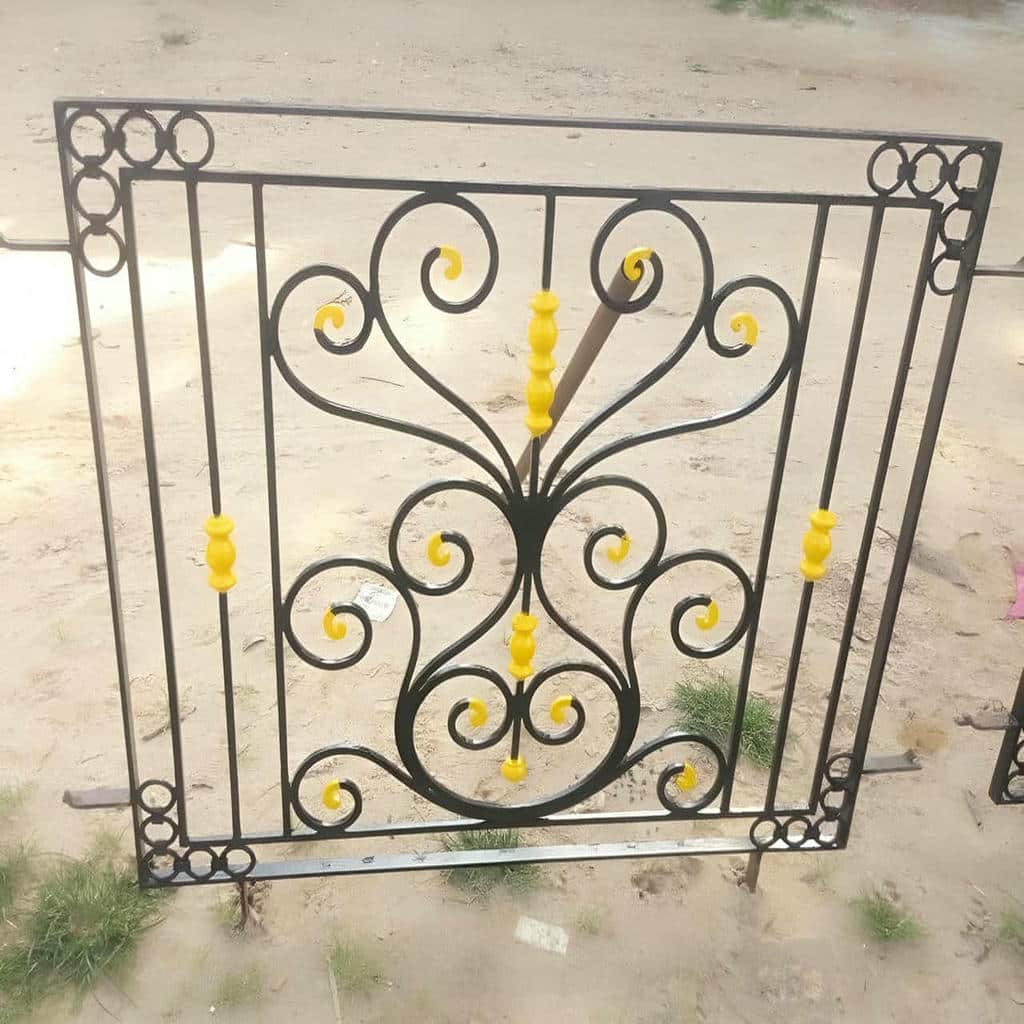 حفاظ پنجره فلزی مشکی نمای آجری کرج