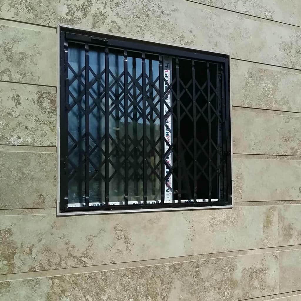 حفاظ پنجره هماهنگ با قاب سفید حفاظ پنجره هماهنگ با قاب سفید