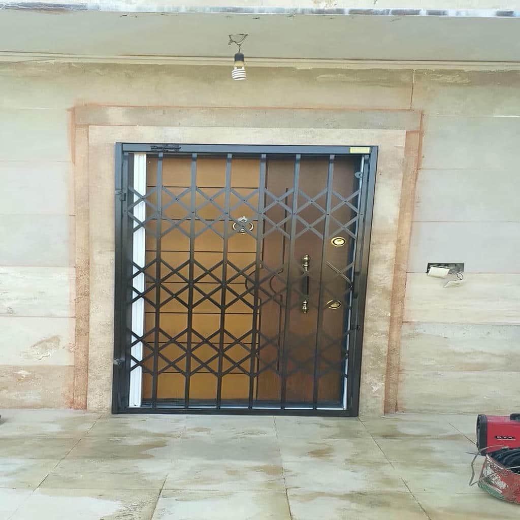 درب آکاردئونی آپارتمان با رنگ مشکی در استان سیستان و بلوچستان