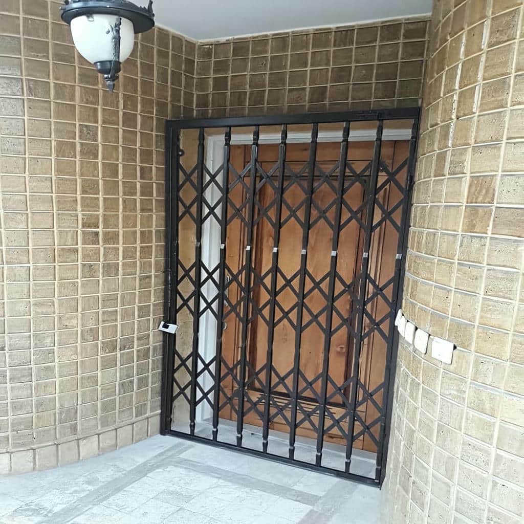 درب آکاردئونی آپارتمان با پوشش مشکی مات