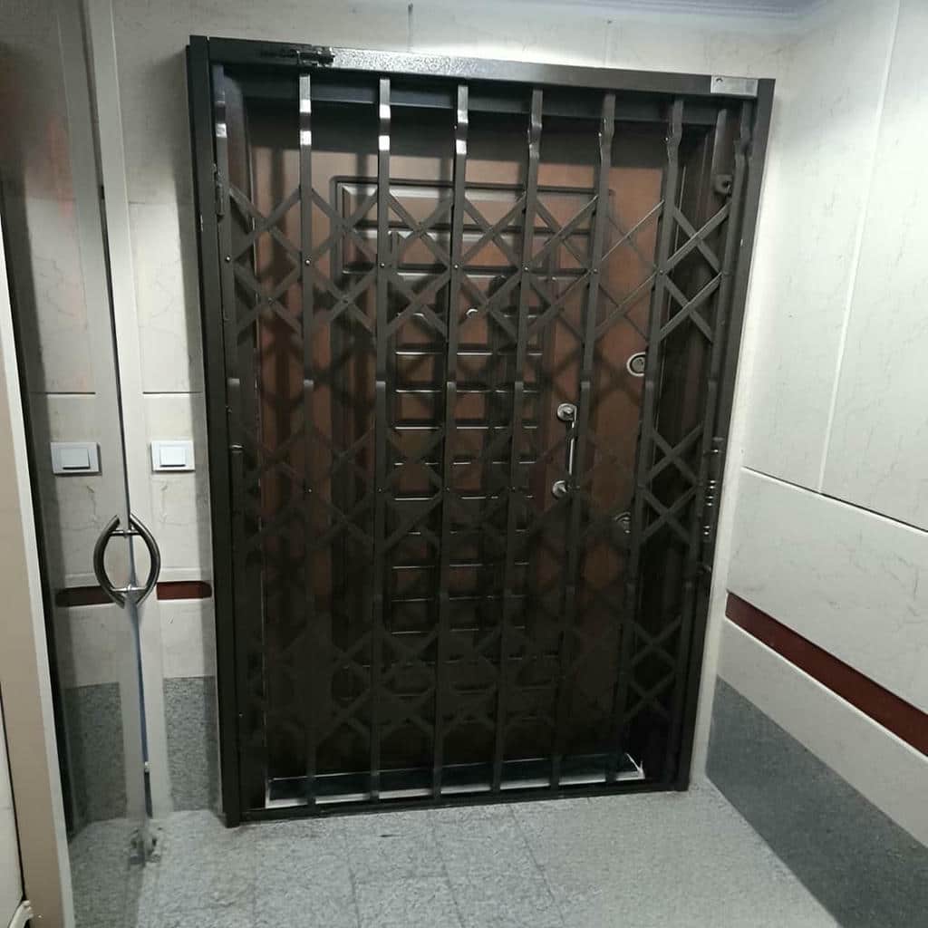 درب آکاردئونی با شبکه لوزی در استان اصفهان